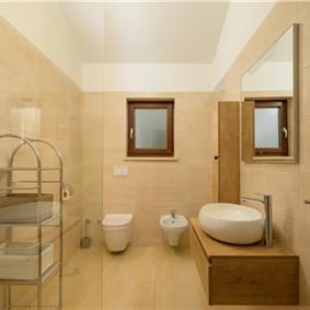 4 bedroom villa bedroom with pool, Svetvinčenat, Istria, sleeps 8